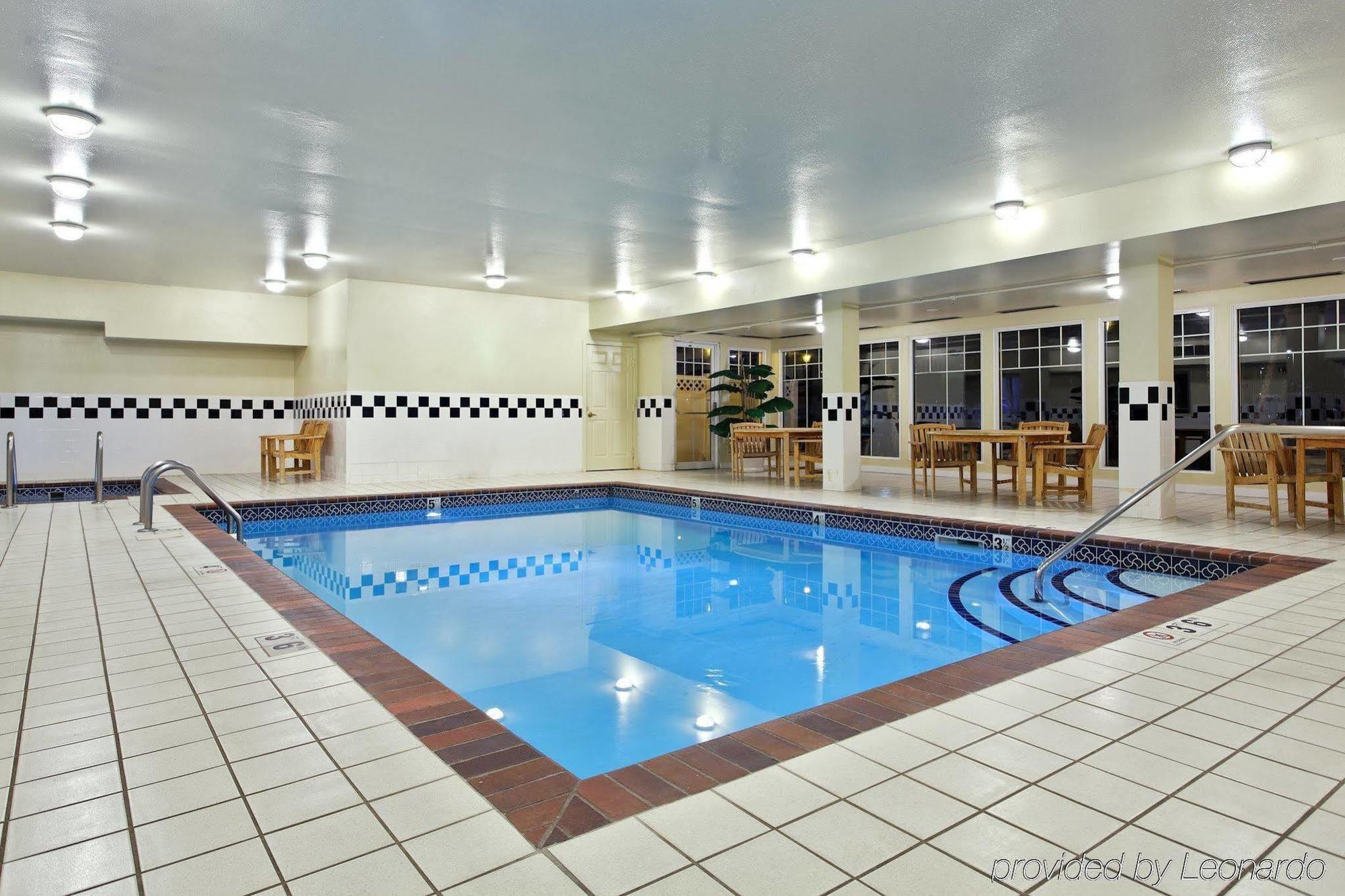 Country & By Radisson, Airport, Ia Hotel
