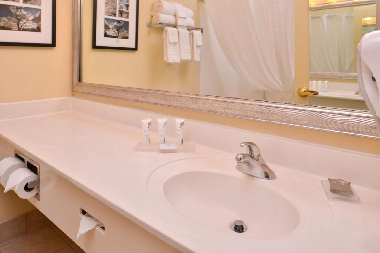 Hotel Country & By Radisson, Airport, Ia 3*